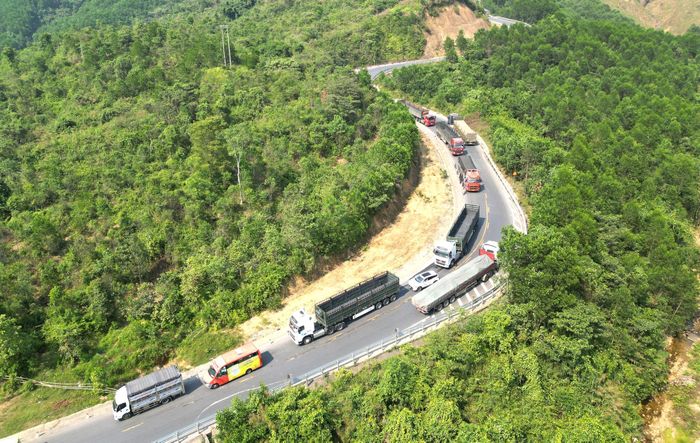 Phân luồng xe tải nặng chạy theo đoàn, đúng khung giờ quy định trên quốc lộ 49.