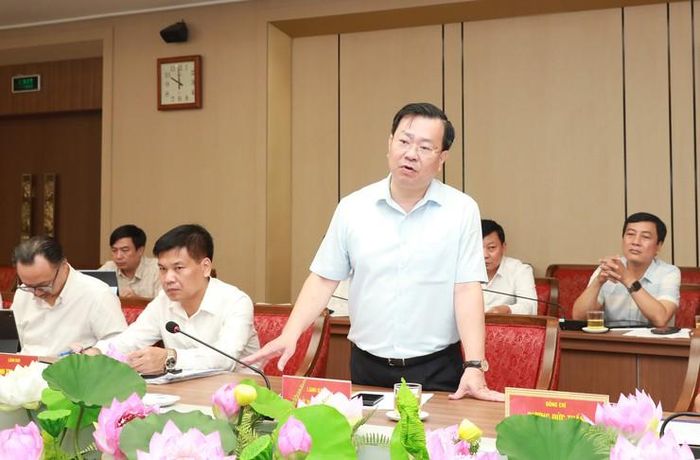 Giám đốc Sở Xây dựng Võ Nguyên Phong báo cáo tại hội nghị. Ảnh: Phạm Hùng.