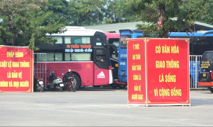 Các pano áp phích tuyên truyền giao thông cũng được bố trí hợp lý trong bến xe để nâng cao ý thức tài xế, người dân khi tham gia giao thông.