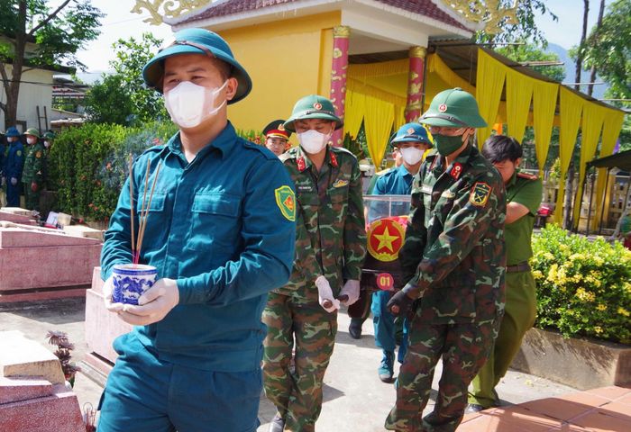 Bộ Chỉ huy Quân sự TP Huế đã huy động hàng trăm cán bộ, chiến sĩ và lực lượng dân quân làm việc liên tục.
