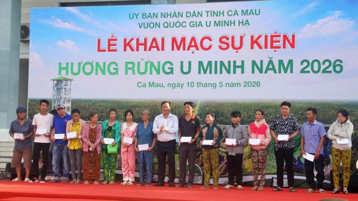 Ông Huỳnh Quốc Việt, Phó bí thư thường trực Tỉnh ủy Cà Mau trao tặng quà cho những gia đình có hoàn cảnh khó khăn tại sự kiện "Hương rừng U Minh".