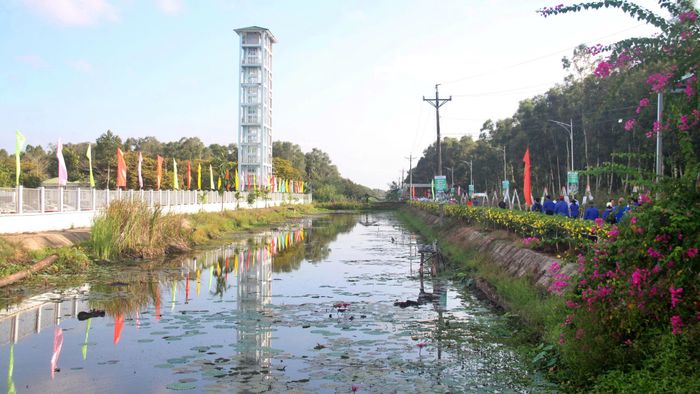 Khu du lịch Mũi Cà Mau và Vườn quốc gia U Minh Hạ là hai điểm thu hút khách du lịch.