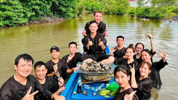 Khách du lịch trải nghiệm khi tham quan tại Cà Mau.