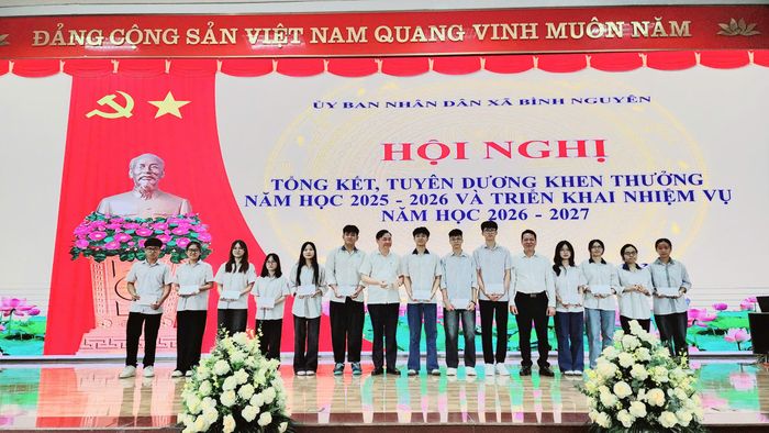 Ông Nguyễn Mạnh Hùng, Tỉnh ủy viên, Bí thư Đảng ủy xã và ông Nguyễn Hồng Phương, Chủ tịch UBND xã tặng phần thưởng cho các học sinh đạt thành tích cao trong học tập.