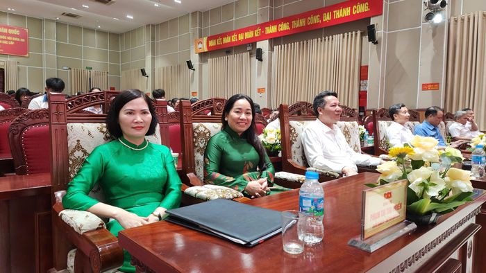 Ông Nguyễn Hồng Phương, Chủ tịch UBND xã Bình Nguyên và các đại biểu dự hội nghị.