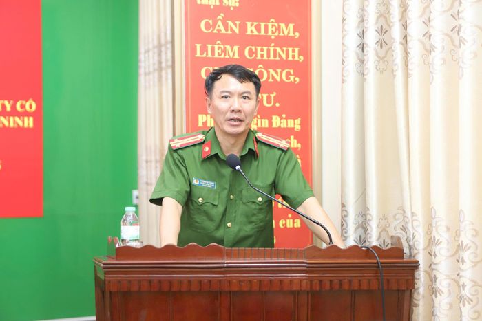 Thượng tá Trần Văn Thành, Trưởng Công an xã Nghi Lộc phát biểu tại buổi ký kết hợp tác.