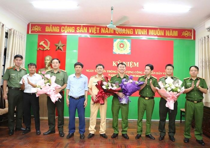Công ty tặng hoa cho các đơn vị nhân ngày truyền thống Công an nhân dân Việt Nam và là Ngày hội toàn dân bảo vệ an ninh Tổ quốc.