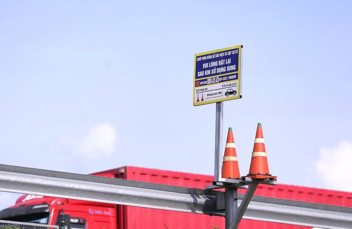 Việc bố trí chóp nón trên tuyền là để các phương tiện không may gặp sự cố sẽ dùng đặt cảnh báo từ xa.