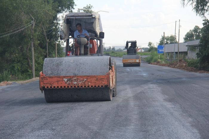 Thi công đường dẫn dưới chân cầu vượt nút giao QL22.