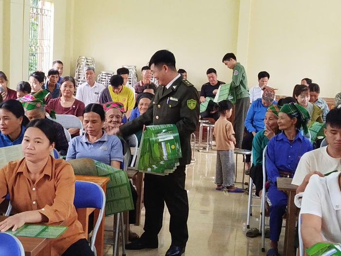 Cán bộ Hạt kiểm lâm Khu vực VI tuyên truyền nâng cao hiệu quả bảo vệ rừng