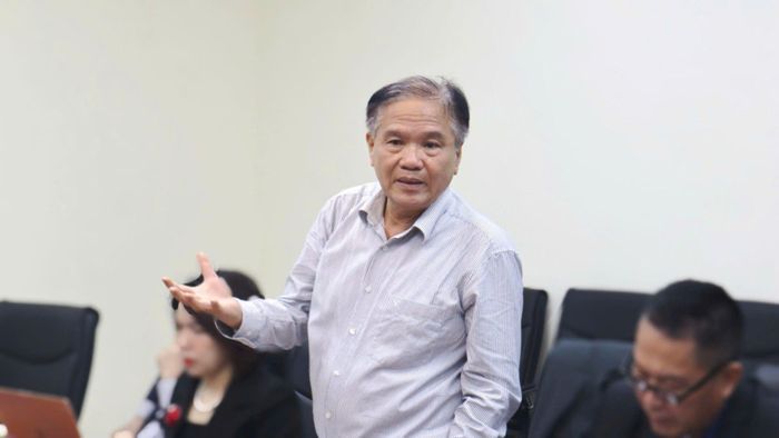 PGS.TS. Nguyễn Thế Chinh hiện là Phó Chủ tịch Hội Kinh tế Môi trường Việt Nam, nguyên Viện trưởng Viện Chiến lược, Chính sách Tài nguyên và Môi trường (Bộ TN&MT). Ông là một trong những chuyên gia hàng đầu tại Việt Nam về kinh tế môi trường, định giá tài nguyên, kinh tế tuần hoàn và chính sách thị trường carbon.