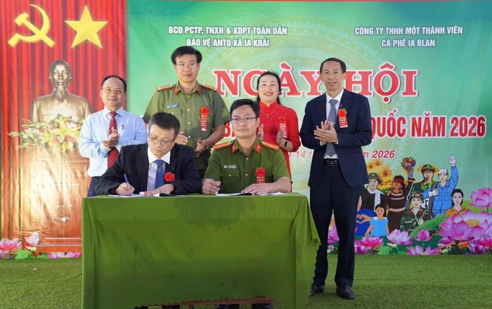 Đại diện chính quyền địa phương, doanh nghiệp cùng lực lượng Công an ký kết pPhong trào Toàn dân bảo vệ an ninh Tổ quốc trên địa bàn xã Ia Krái