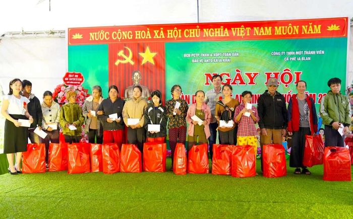 Sự đồng hành này càng có ý nghĩa khi góp phần thu hẹp khoảng cách về cơ hội, hỗ trợ những nhóm yếu thế và củng cố mối liên kết giữa doanh nghiệp với người lao động, người dân.