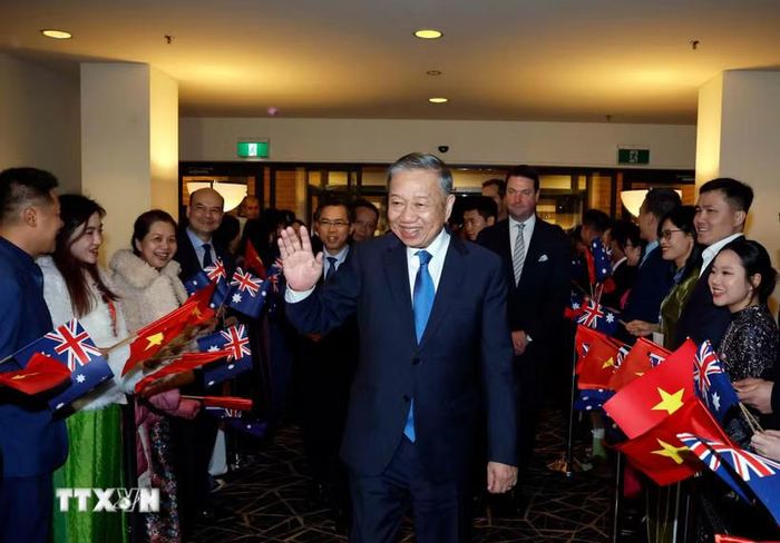 Cán bộ, nhân viên Đại sứ quán, cộng đồng người Việt Nam tại Australia đón Tổng Bí thư, Chủ tịch nước Tô Lâm. Ảnh: Thống Nhất/TTXVN