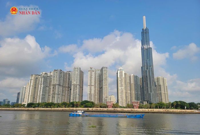 Sà lan lưu thông trên sông Sài Gòn (đoạn giáp phường An Khánh và phường Sài Gòn). Ảnh: Quang Phương