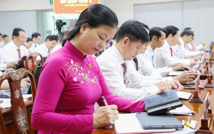Các đại biểu nghiên cứu các tờ trình, dự thảo nghị quyết trước khi biểu quyết thông qua. Ảnh: Văn Dũng