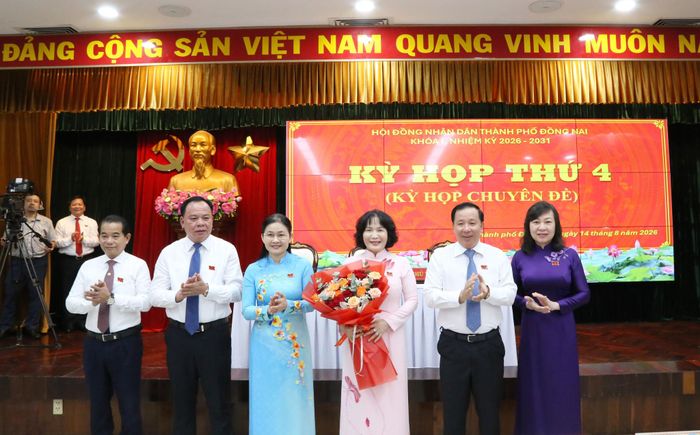 Thường trực Thành ủy Đồng Nai tặng hoa chúc mừng tân Phó Chủ tịch UBND thành phố Nguyễn Thị Cát Tiên. Ảnh: Văn Dũng