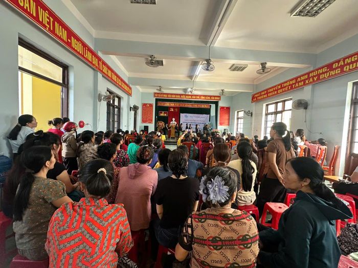 Đông đảo chị em phụ nữ theo dõi chương trình