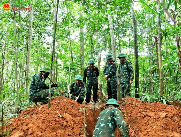 Đoàn Kinh tế - Quốc phòng 337 (Quân khu 4) tiếp tục mở rộng tìm kiếm liệt sĩ tại khu vực đồi khe Cây Lỗi, thôn Cựp Cuôi, xã Hướng Lập