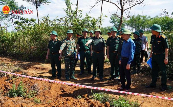 Lực lượng chức năng Quân khu bốn và lãnh đạo địa phương kiểm tra, thực địa tại khu vực nghi có 173 hài cốt liệt sĩ được chôn tại đồi Cồn Tiên, xã Cồn Tiên, tỉnh Quảng Trị