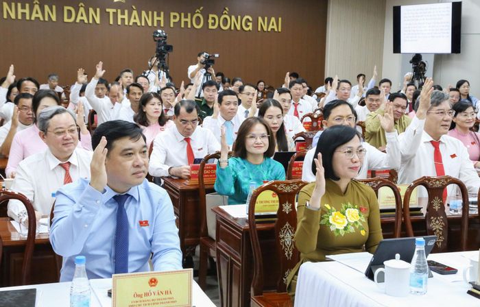 Kỳ họp đã thông qua 8 nghị quyết. Ảnh: Văn Dũng