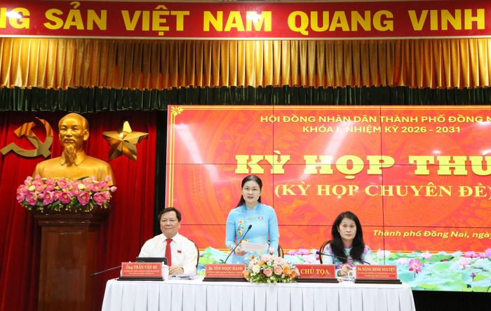 Chủ tịch HĐND TP. Đồng Nai Tôn Ngọc Hạnh đề nghị khẩn trương triển khai các nghị quyết, bảo đảm chặt chẽ, đúng quy định, công khai, minh bạch và hiệu quả. Ảnh: Văn Dũng