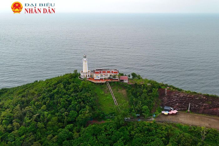 Sở hữu chiều cao 18m tính từ chân móng và vươn cao 86m so với mực nước biển, ngọn tháp này có tầm nhìn bao quát vô cùng rộng lớn