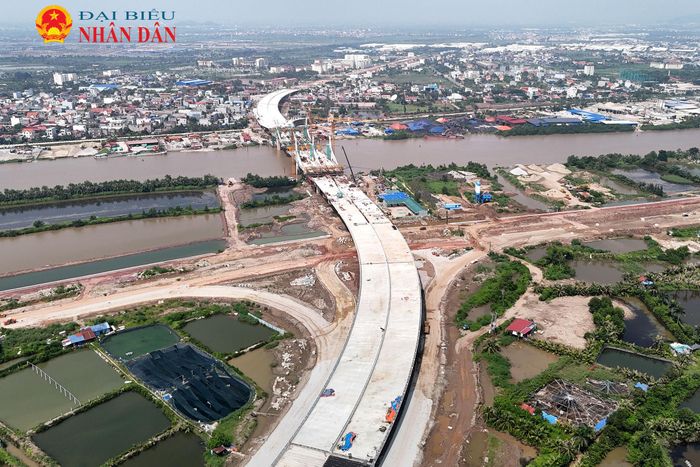 Dự án có 3 hợp phần chính, trong đó cầu Hải Thành vượt sông Lạch Tray, nối đường Hưng Đạo (quận Dương Kinh cũ) với nút giao Tân Vũ (quận Hải An cũ) là hợp phần quan trọng nhất. Cầu Hải Thành và đường dẫn 2 bên cầu có tổng mức đầu tư khoảng 2.500 tỷ đồng