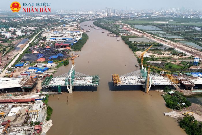 Sau 18 tháng kể từ ngày khởi công, cầu Hải Thành đã dần lộ diện, các trụ, mố cầu quan trọng nhất cơ bản đã được hoàn thành