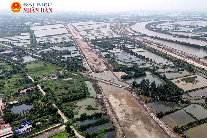 Dự án đầu tư xây dựng đường Vành đai 2 đoạn tuyến Tân Vũ - Hưng Đạo - Bùi Viện có quy mô xây dựng tuyến đường từ nút giao Tân Vũ - Hưng Đạo - Bùi Viện có tổng chiều dài khoảng 11km. Dự án có tổng mức đầu tư gần 8.600 tỷ đồng, do Ban Quản lý dự án đầu tư xây dựng công trình giao thông Hải Phòng làm chủ đầu tư