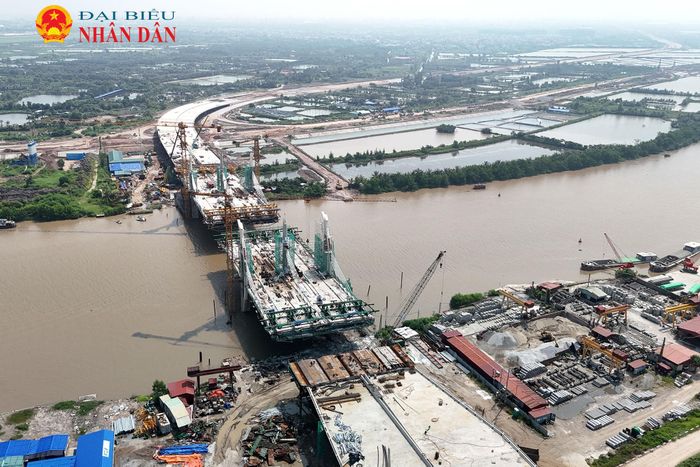Theo thiết kế, cầu Hải Thành dài khoảng 1,1km, phần cầu chính liên nhịp dầm 3 nhịp bê tông cốt thép dự ứng lực, mặt cắt ngang rộng 36m