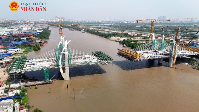 Trong quá trình triển khai, tình trạng khan hiếm vật liệu, vật tư và công nhân lái máy, công nhân có tay nghề cao đã ảnh hưởng đến tiến độ dự án. Đến nay, toàn bộ tuyến đã đạt hơn 60%, riêng cầu Hải Thành đạt 70,7%
