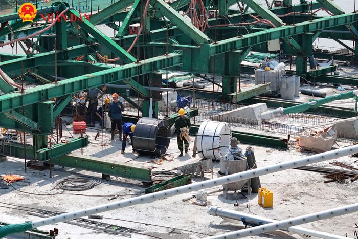 Tranh thủ thời tiết thuận lợi, các đơn vị nhà thầu đẩy nhanh tiến độ thi công, hàng trăm công nhân, kỹ sư làm việc 3 ca/ngày gấp rút thi công các hợp phần dự án
