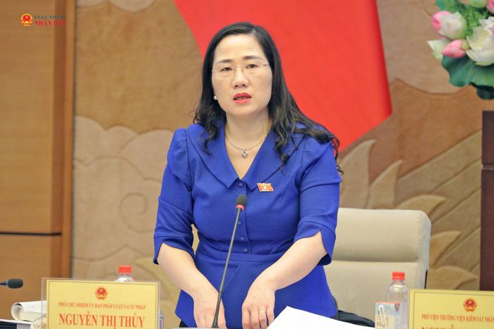 Phó Chủ nhiệm Ủy ban Pháp luật và Tư pháp Nguyễn Thị Thủy phát biểu tại phiên họp