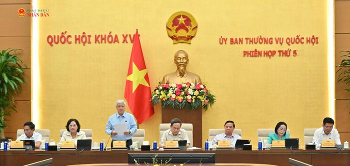 Phó Chủ tịch Thường trực Quốc hội Đỗ Văn Chiến điều hành phiên họp