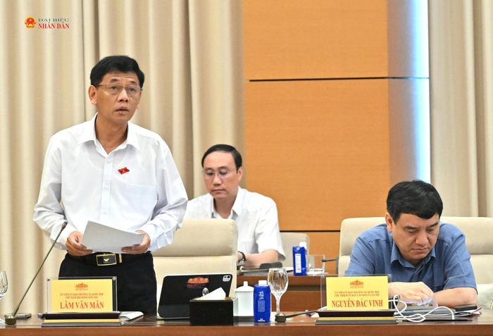 Chủ tịch Hội đồng Dân tộc Lâm Văn Mẫn trình bày Báo cáo thẩm tra