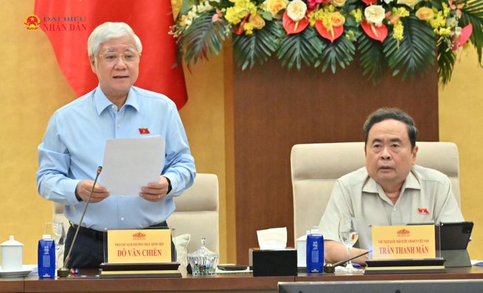 Phó Chủ tịch Thường trực Quốc hội Đỗ Văn Chiến điều hành phiên họp