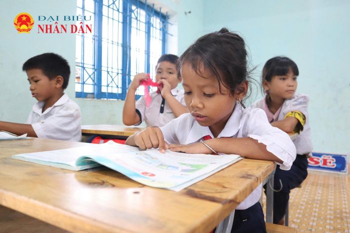 Học sinh dân tộc thiểu số thuộc nhóm đối tượng được dự kiến ưu tiên mượn sách giáo khoa trong năm học 2026 - 2027
