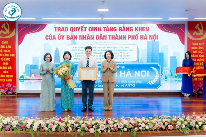 Đồng chí Vũ Thu Hà - Thành uỷ viên, Phó chủ tịch UBND thành phố Hà Nội trao Bằng khen của Chủ tịch Ủy ban nhân dân Thành phố Hà Nội cho tập thể Bệnh viện Nhi Hà Nội. (Ảnh: Bệnh viện Nhi Hà Nội)