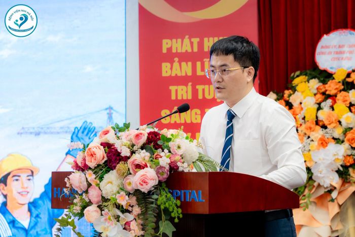 TS. Ngô Quang Hùng - Bí thư Đảng ủy, Giám đốc Bệnh viện Nhi Hà Nội phát biểu khai mạc tại chương trình. (Ảnh: Bệnh viện Nhi Hà Nội)