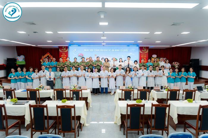 Các đồng chí lãnh đạo, quý vị đại biểu cùng toàn thể các đồng chí tham dự chương trình chụp ảnh lưu niệm. (Ảnh: Bệnh viện Nhi Hà Nội)
