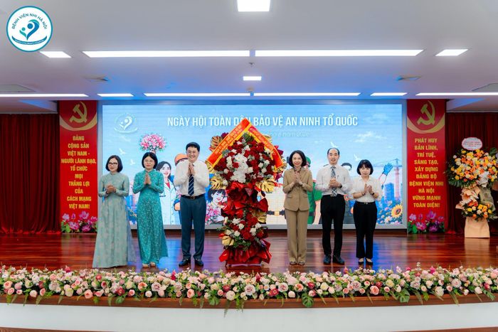 Đồng chí Vũ Thu Hà – Phó Chủ tịch Ủy ban Nhân dân Thành phố Hà Nội cùng đồng chí Phạm Thị Thu Huyền Phó Chánh văn phòng UBND Thành phố Hà Nội, đồng chí Nguyễn Đình Hưng - Phó Giám đốc Sở y tế Hà Nội tặng hoa chúc mừng Bệnh viện Nhi Hà Nội. (Ảnh: Bệnh viện Nhi Hà Nội)