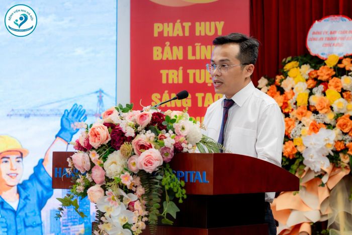 ThS.BS. Nguyễn Văn Trưởng – Phó Trưởng khoa Hồi sức tích cực – chống độc trình bày tham luận về công tác bảo đảm an ninh, trật tự tại đơn vị. (Ảnh: Bệnh viện Nhi Hà Nội)