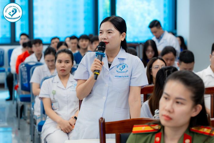 Các đại biểu giao lưu hỏi – đáp và chia sẻ kinh nghiệm tại sự kiện. (Ảnh: Bệnh viện Nhi Hà Nội)