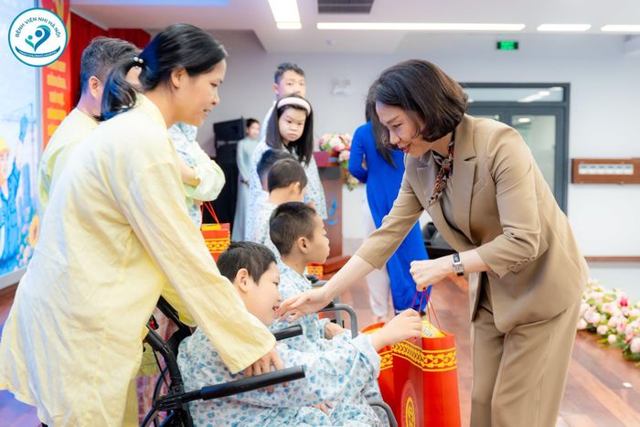 Đồng chí Vũ Thu Hà - Thành uỷ viên, Phó Chủ tịch UBND thành phố Hà Nội đã trao 10 suất quà dành cho các bệnh nhân có hoàn cảnh khó khăn đang điều trị tại Bệnh viện Nhi Hà Nội. (Ảnh: Bệnh viện Nhi Hà Nội)