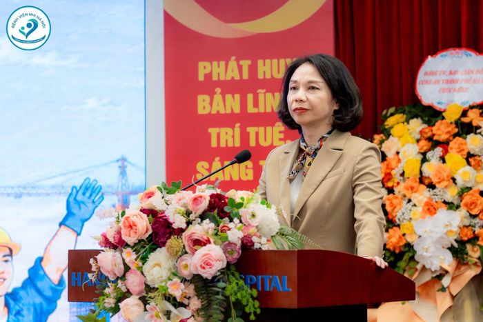 Đồng chí Vũ Thu Hà - Thành ủy viên, Phó Chủ tịch UBND thành phố Hà Nội phát biểu chỉ đạo tại chương trình. (Ảnh: Bệnh viện Nhi Hà Nội)