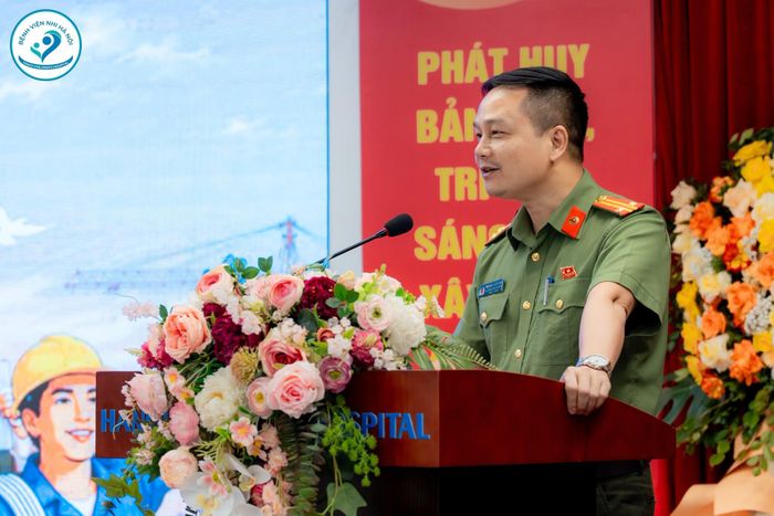 Các đại biểu giao lưu hỏi – đáp và chia sẻ kinh nghiệm tại sự kiện. (Ảnh: Bệnh viện Nhi Hà Nội)