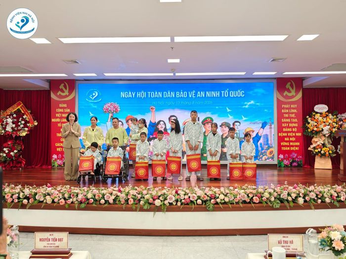 Đồng chí Vũ Thu Hà - Thành uỷ viên, Phó Chủ tịch UBND thành phố Hà Nội đã trao 10 suất quà dành cho các bệnh nhân có hoàn cảnh khó khăn đang điều trị tại Bệnh viện Nhi Hà Nội. (Ảnh: Bệnh viện Nhi Hà Nội)