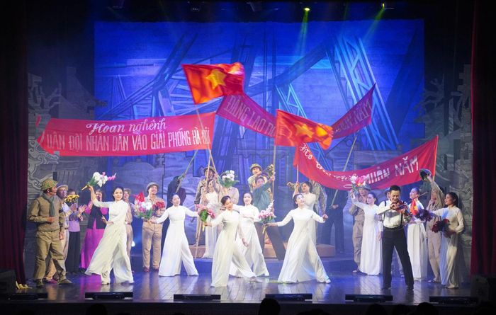 Vở diễn ca ngợi lòng yêu nước, ý chí bất khuất và sự hy sinh cao đẹp của những người con Hà Nội vì độc lập, tự do của Tổ quốc. Ảnh: Thư Vũ