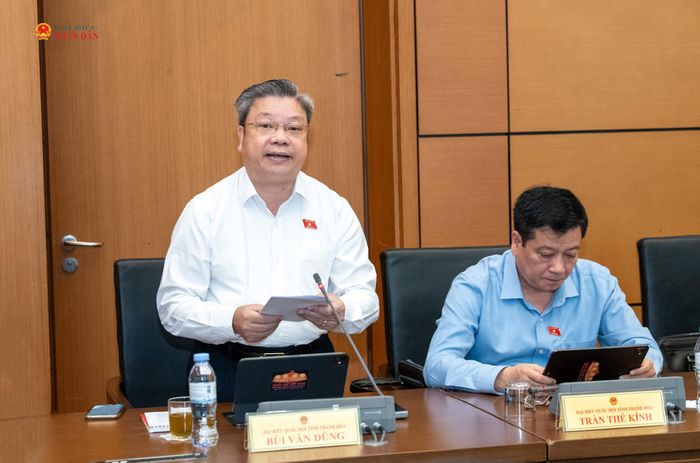 ĐBQH Bùi Văn Dũng tích cực đóng góp ý kiến tại các phiên thảo luận tổ. Ảnh: Lâm Hiển